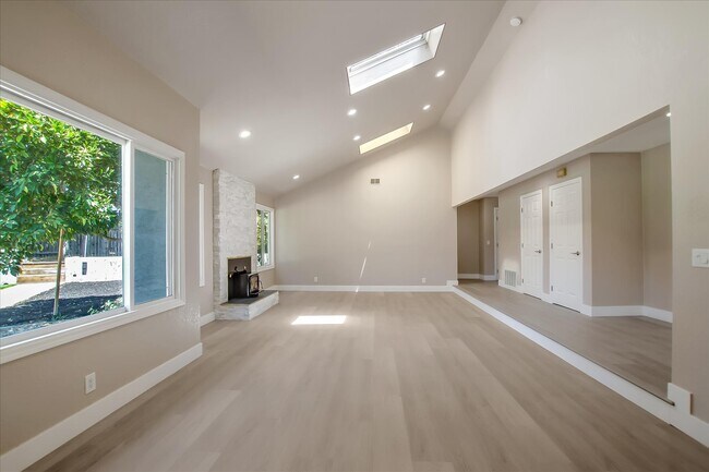 Foto del edificio - 322 Almond Ct