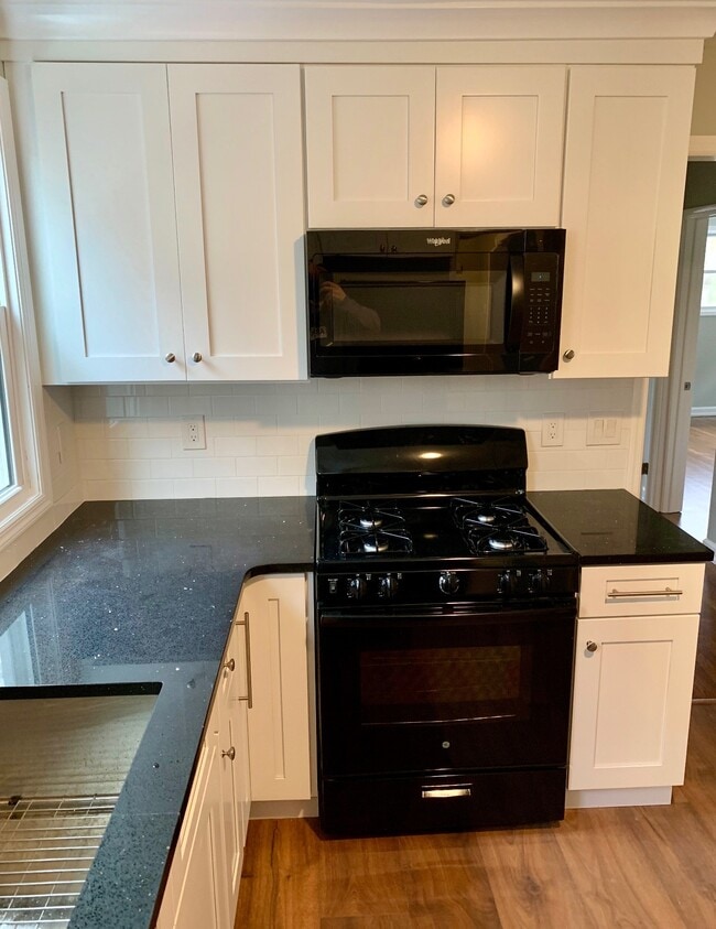 Building Photo - 33 Codington Pl