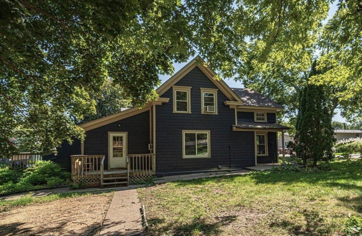 Foto principal - Beautiful 3-Bed 1-Bath Available Now in Ha...