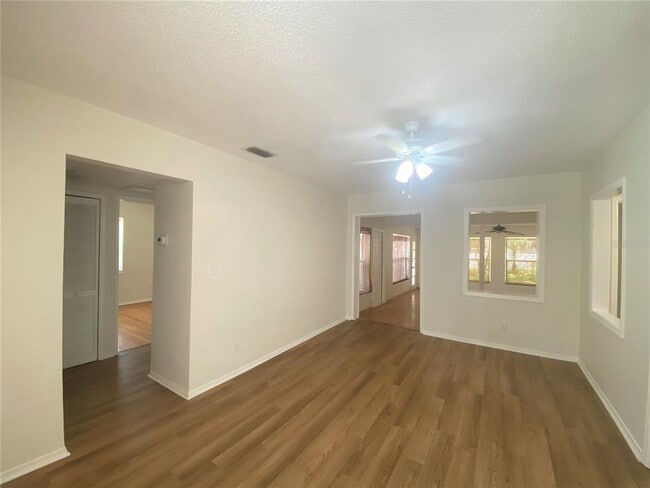 Foto del edificio - 8023 Country Club Rd N