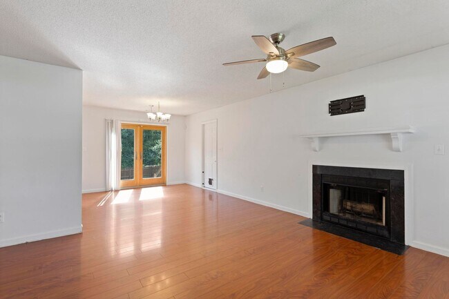 Foto del edificio - 3 bedroom with garage available in June!