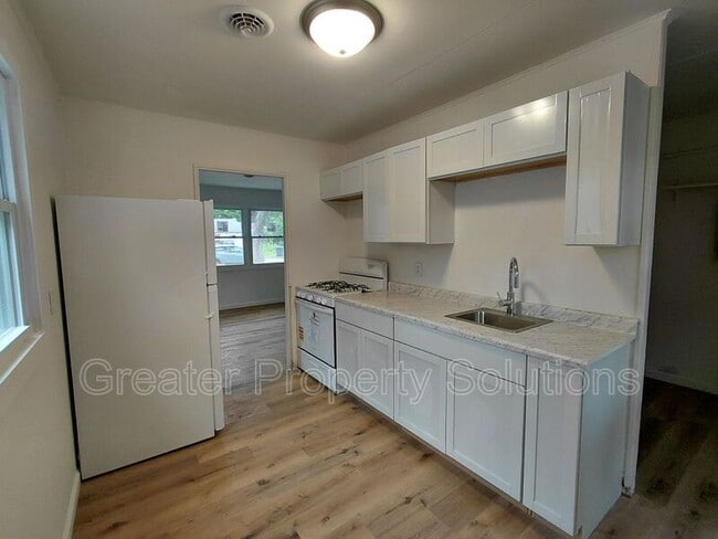 Building Photo - 2411 Del Plain Ave