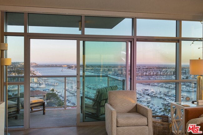 Building Photo - 13700 Marina Pointe Dr