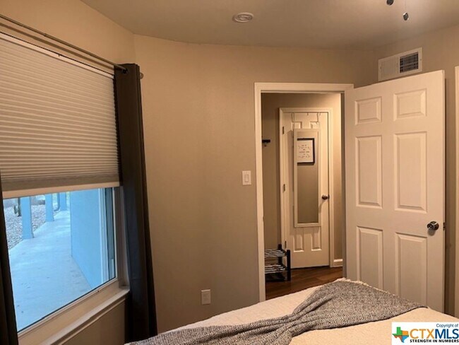 Building Photo - 943 Parkview Dr