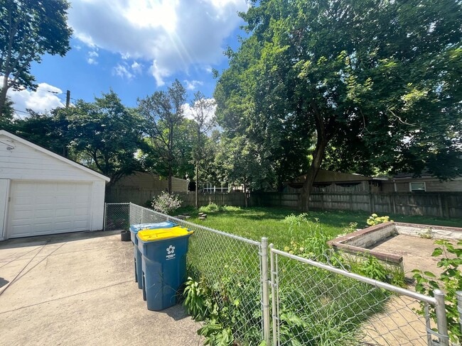 Building Photo - Spacious 3 bedroom 1.5 bathroom House