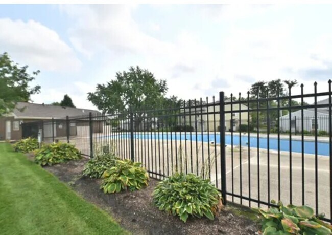 Foto del edificio - 319 Farmingdale Cir