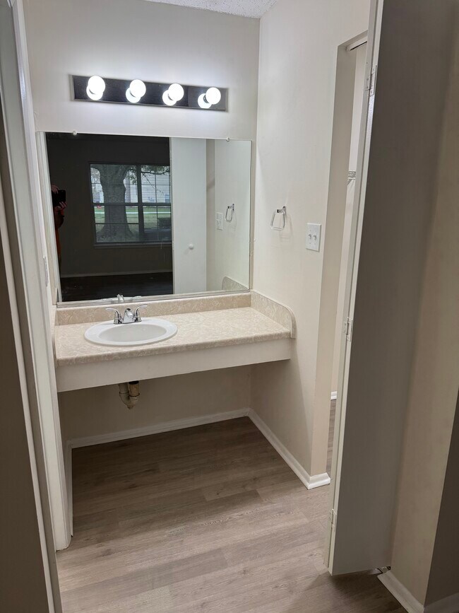 Tocador en el dormitorio principal - 321 Thalia Station Ct