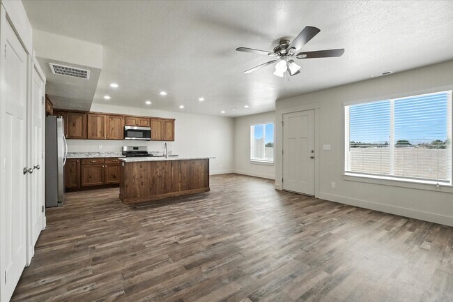 Foto del edificio - Eastside View Townhomes