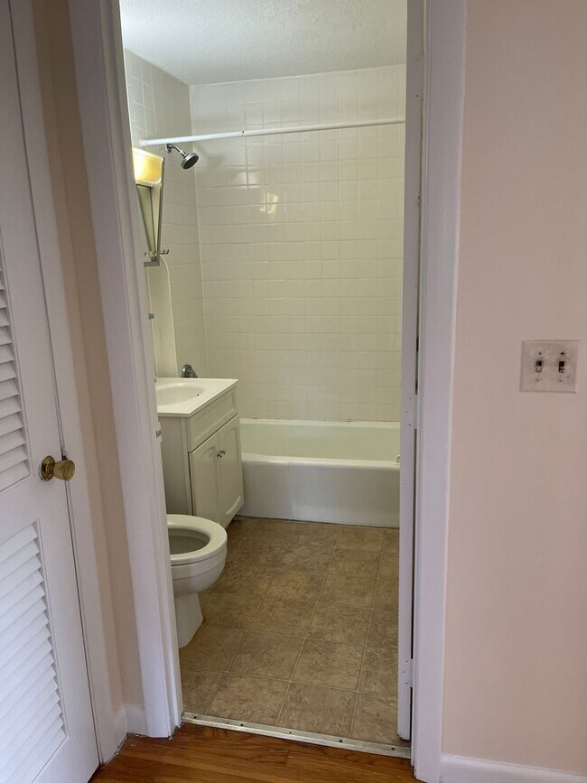 Foto del edificio - Modern top floor 2 bed Parking Included, Heat Hw Inc 1 FREE MONTH   no LEAD PAINT