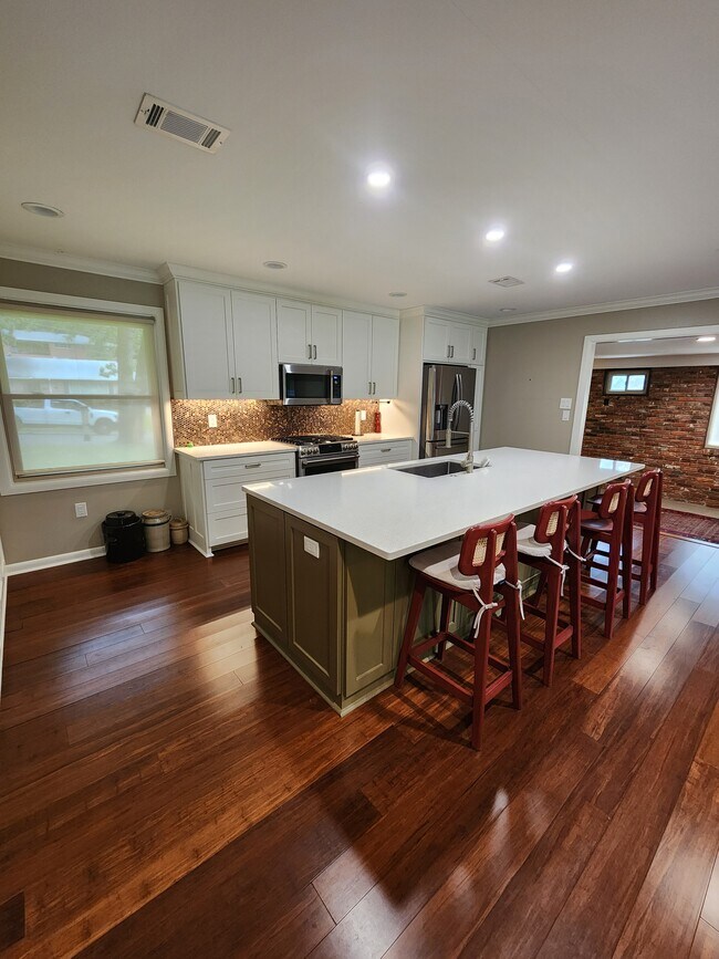 Gourmet Chefs kitchen - 506 Shamrock Dr