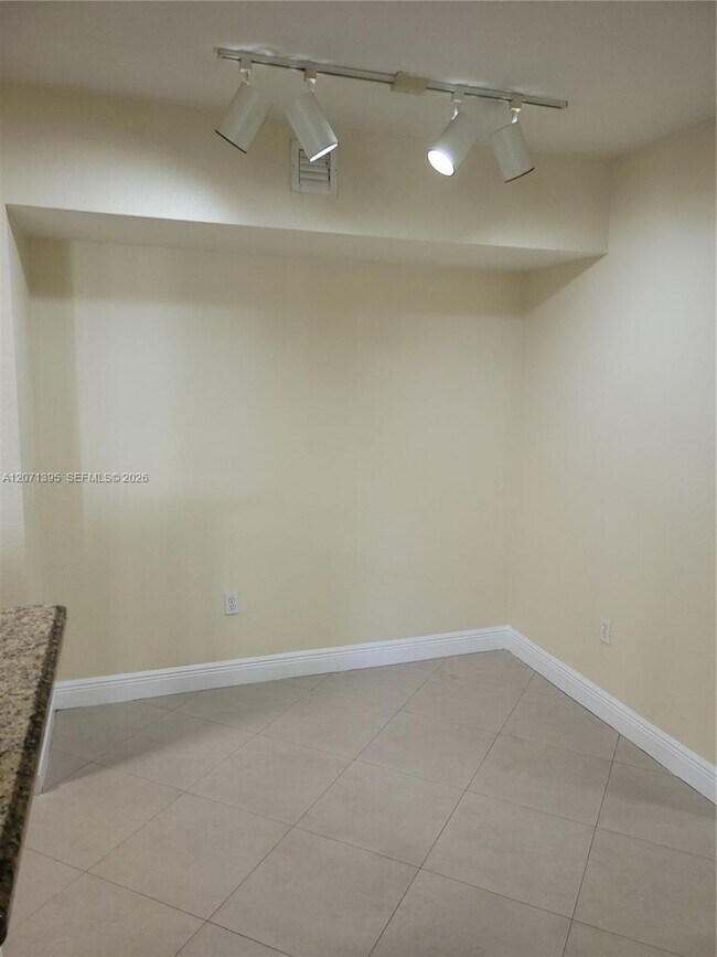 Foto del edificio - 2564 Centergate Dr