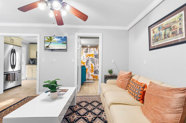 Building Photo - 3615 Pinewood Ave