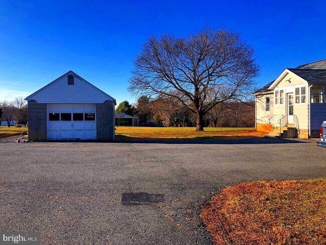 Building Photo - 14770 Bushy Park Rd