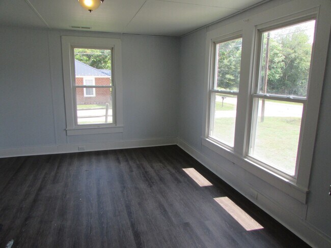 Foto del edificio - Charming 2 Bed/ 1 Bath Brick Ranch - Located in China Grove - Move in Ready - Large Lot