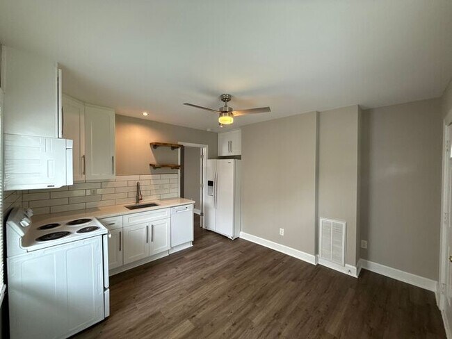Building Photo - Condo in Wesley Heights!