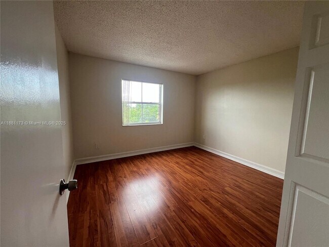 Foto del edificio - 8200 SW 210th St