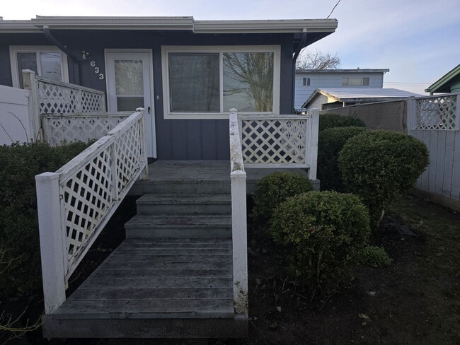 Foto del edificio - 633 NE Channon Ave