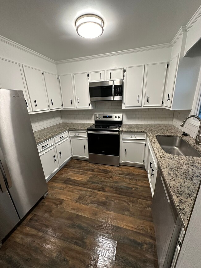 Building Photo - 319 Devonwood Ct