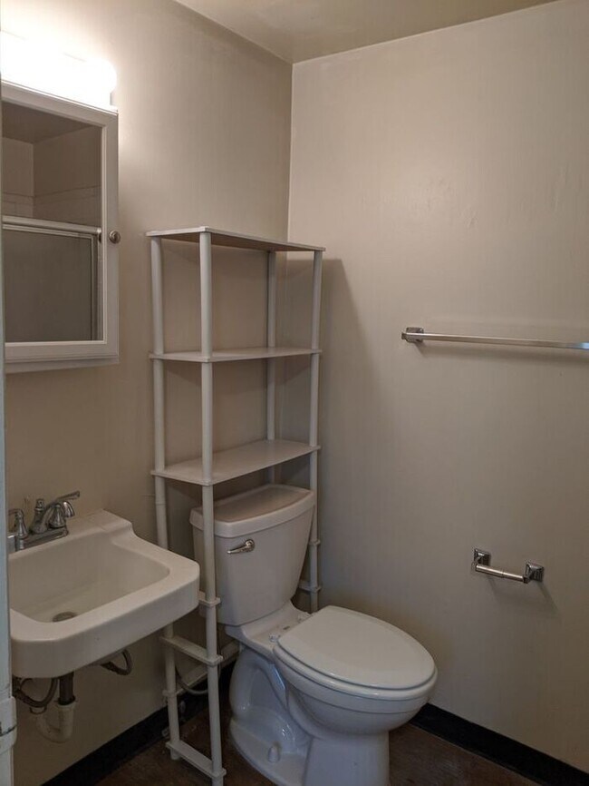 Building Photo - 1 Bedroom Apartment - *Pets Welcome