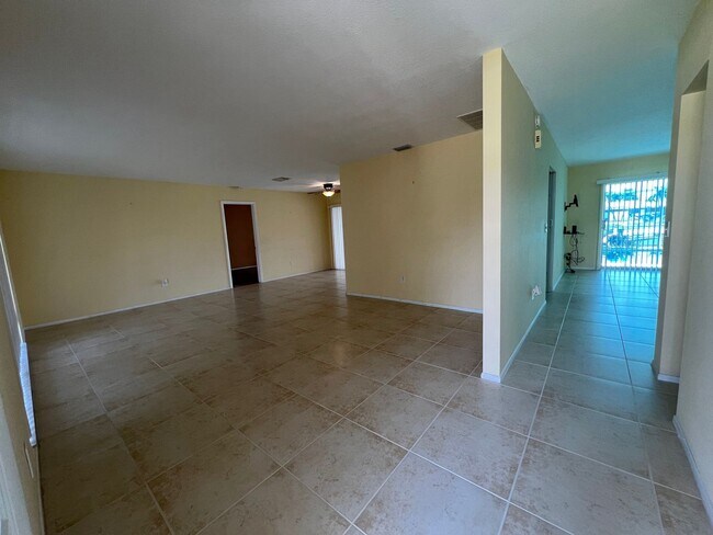 Building Photo - Annual ** PGI Pool / Canal Home ** AVAILAB...