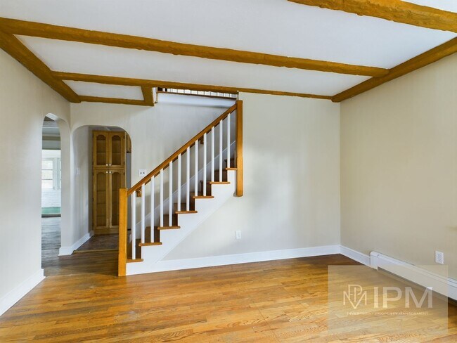 Foto del edificio - Charming 3BR Cape Cod Home in York Suburban Schools with Fenced Yard & Sunroom!!