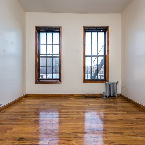 Primary Photo - 206 Scholes St