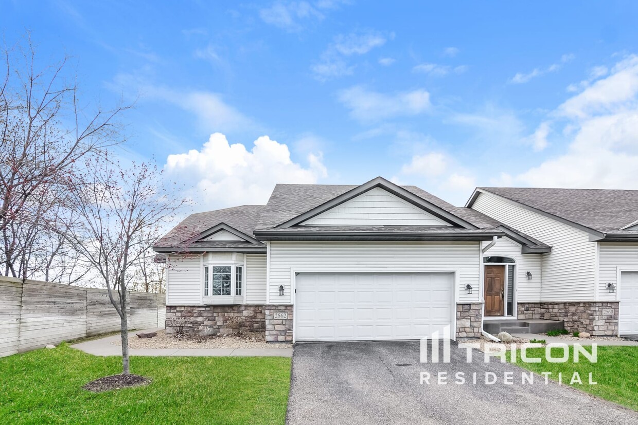 Foto principal - 2562 Vierling Dr E