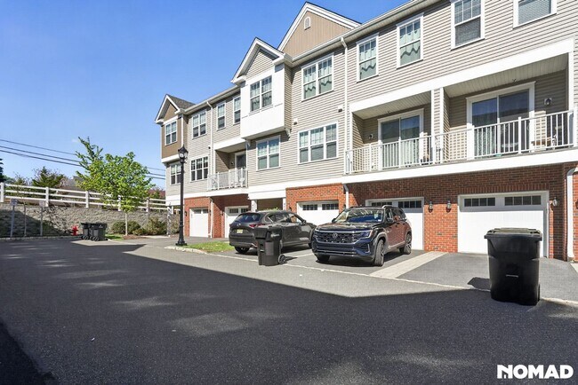 Foto del edificio - 404 Dickson Ct