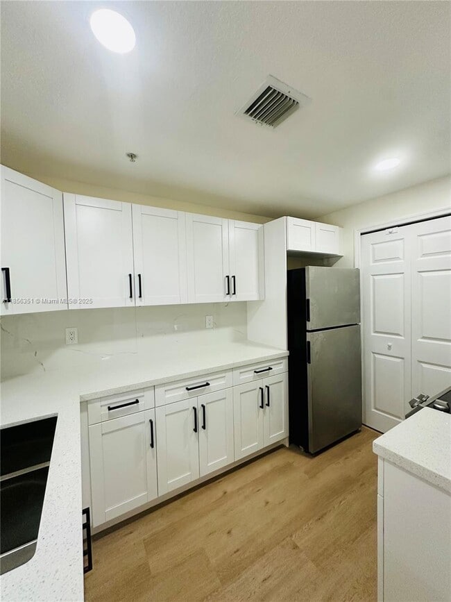 Building Photo - 6630 NW 114th Ave