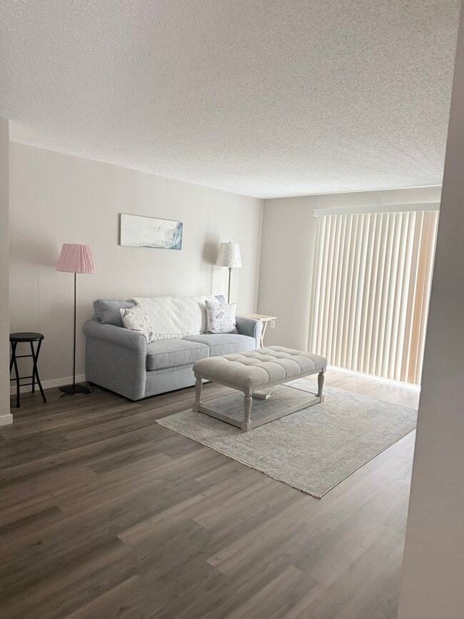 Building Photo - 3 Oak Hill Ln