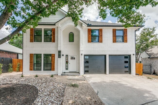 Building Photo - RENOVATED, CONTEMPORARY HOME IN PARKSIDE