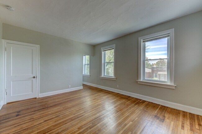 Building Photo - 3953 Tholozan Ave