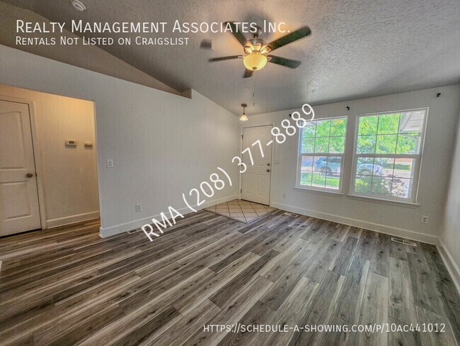 Building Photo - 2717 E Sandgate Ave