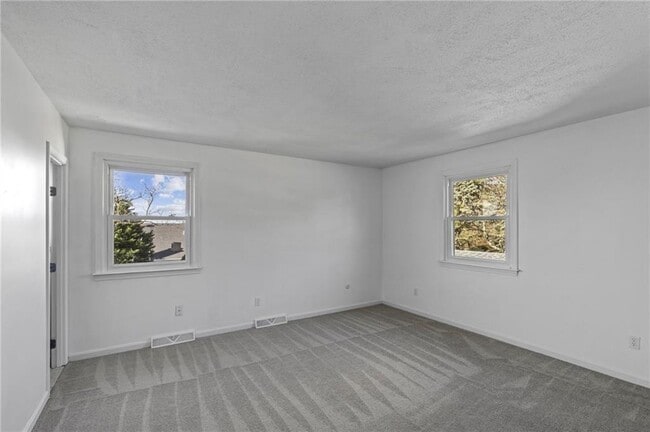 Building Photo - 16 Pocahontas Dr