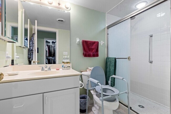 Foto del edificio - Beautiful, spacious, comfortable and safe Rockford Condo
