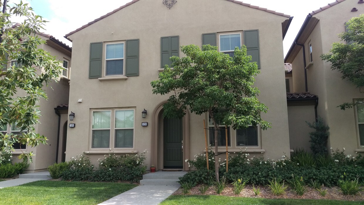 123 Wild Rose, Lake Forest, CA 92610 Townhome Rentals in Lake Forest
