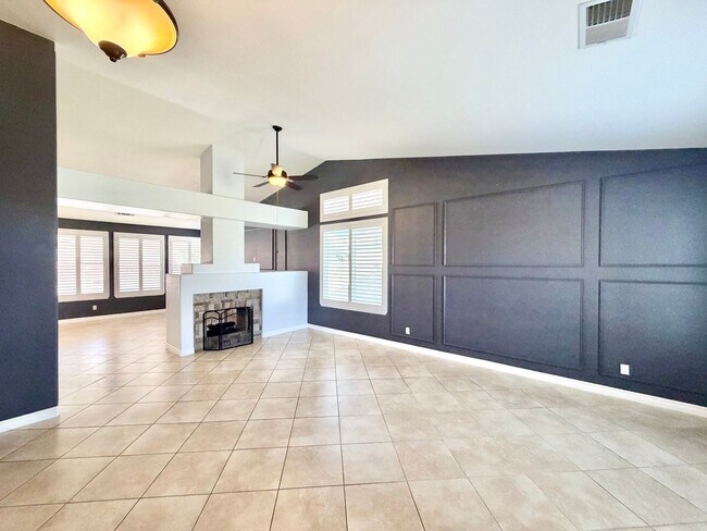 Foto del edificio - Move-In Ready 3 Bedroom 2 Bathroom Hemet Pool Home with Solar