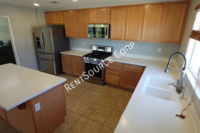 Building Photo - 4 Bedroom 2 Bathroom Single Story Home for...