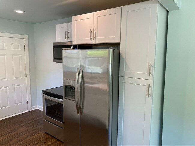 Building Photo - 571 Westmeath Dr SW