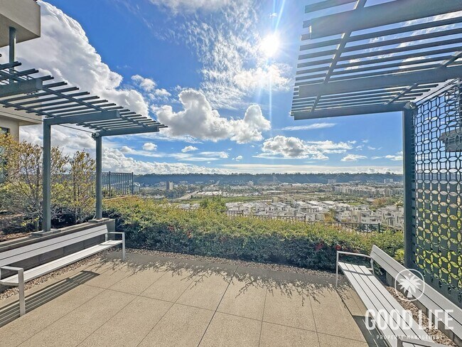 Foto del edificio - Beautiful 3B/3BA w/ 2 Car Garage, Washer/Dryer and Private Patio!