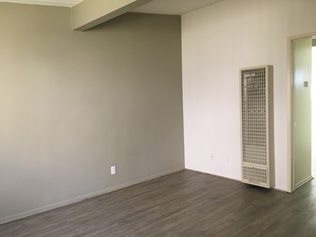 Wall heater in spacious livingroom - 1524 15th St