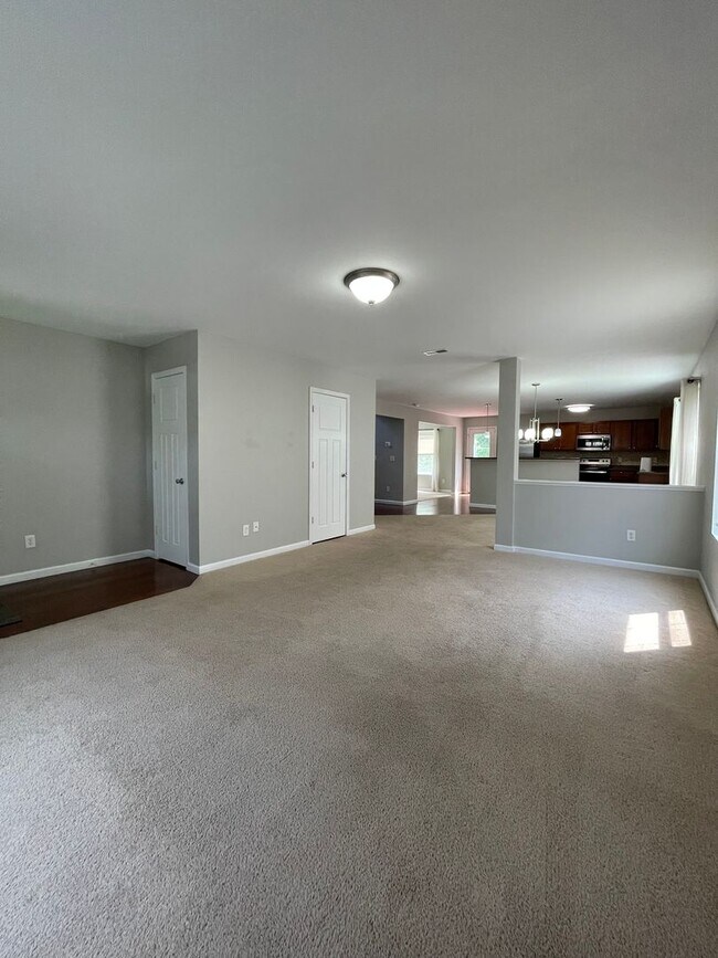 Foto del edificio - Four Bedroom Home in Applegate Neighborhood