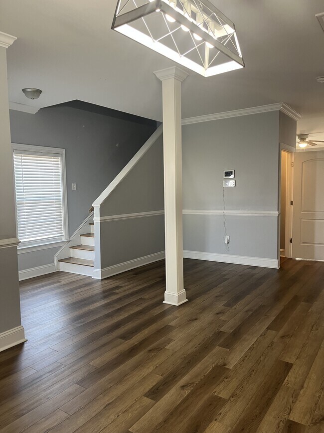 Building Photo - 2703 E Surrey Dr