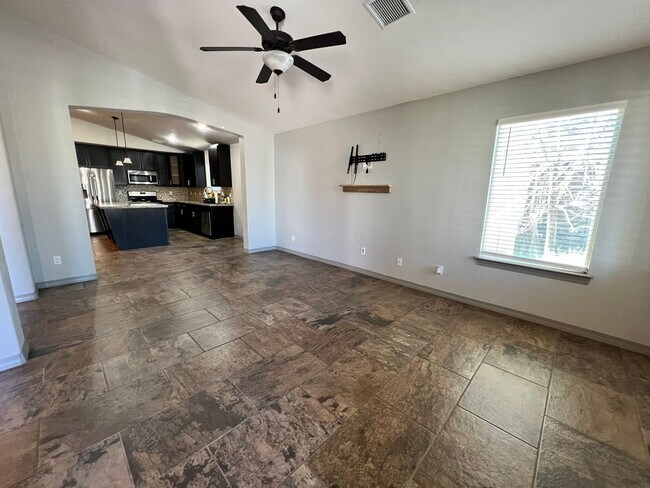 Building Photo - Far East Charming Home