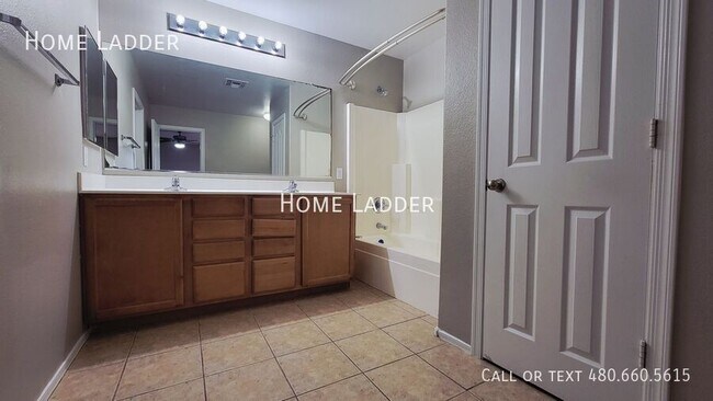 Foto del edificio - 8151 W Carol Ave