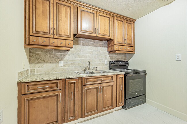 Foto del edificio - 14918 Pinecrest Rd