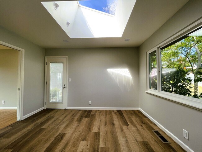 Building Photo - REDWOOD CITY - Spacious 4-Bed, 3 Bath Upda...