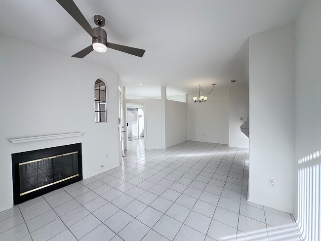 Foto del edificio - "Charming 2-Bed, 2-Bath Condo with Cozy Fireplace in Prime Stevenson Ranch Location!"