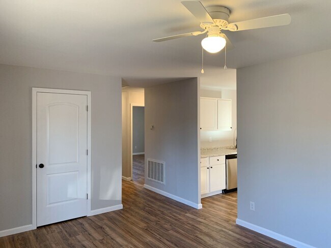Building Photo - Renovated throughout and Move in ready!   ...