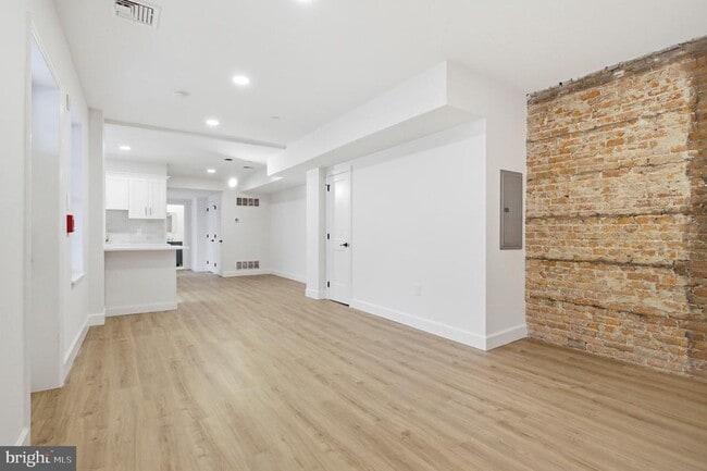 Building Photo - 100 W Front St